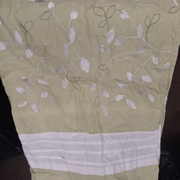 Ceramic bathroom set with matching shower curtain and decorative towels - Picture 5 of 6